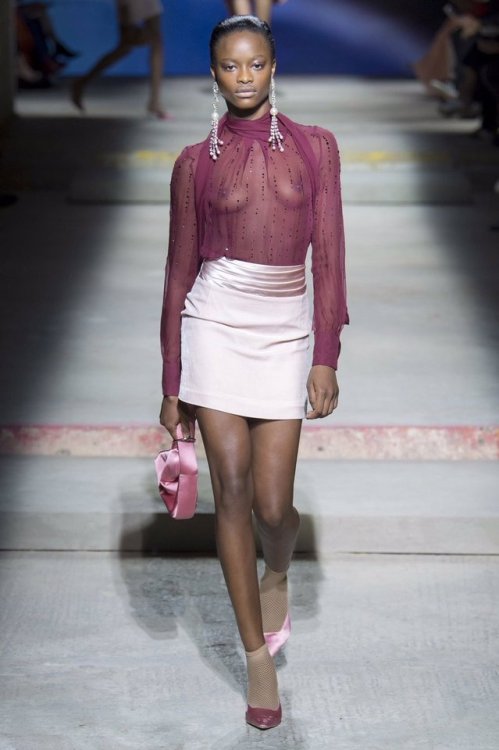 99runway: Mayowa Nicholas walking for Topshop Unique SS/18 - September 17, 2017