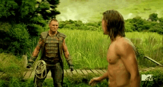 boytrappedinthcloset:  Austin Butler shirtless and wet in The Shannara Chronicles