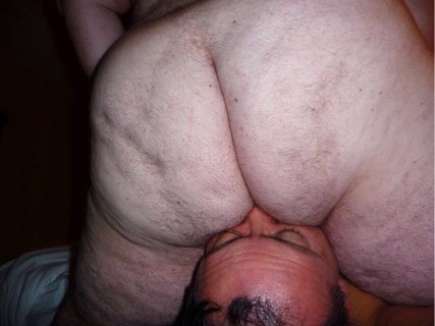 smother-me-in-ur-blubber:  bears4us:  Tim that ass  Nothing like a big hot fat blubber