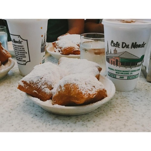 B E I G N E T S & C A F E A U L A I T . . . . . . #FoozyTravels #FoozyInNola #NOLA #beignets #Ca