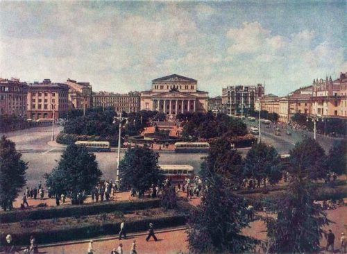 sovietpostcards:  Moscow in 1957 Notice the huge line for Lenin’s Mausoleum in the first picture!