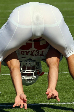 krazyqueers:  Rebloging this from my old one (that is now gone).Gotta love a football player who’s also a big nasty bottom fisting bitch.
