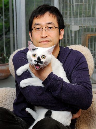 m86:  apestando: Portrait of horror manga writer and artist Junji Ito with his cat Tenmaru, Japan, 2013, photographer unknown.  the man and the legend 