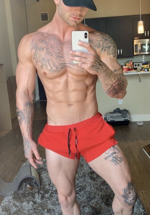 thehottestmenaround:Dustin Mcneerhttps://www.instagram.com/markdmafia/