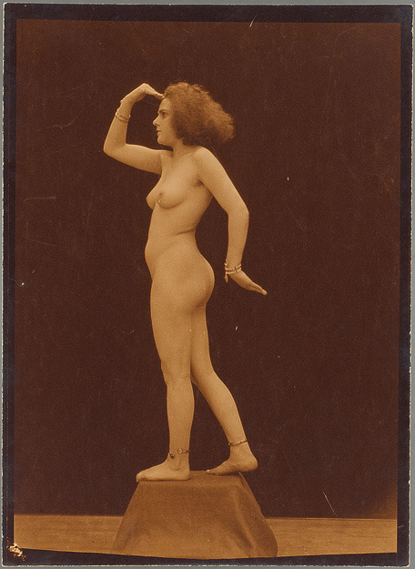 rivesveronique:    Reybas André. La danseuse nue du film La Garçonne, vers 1923,