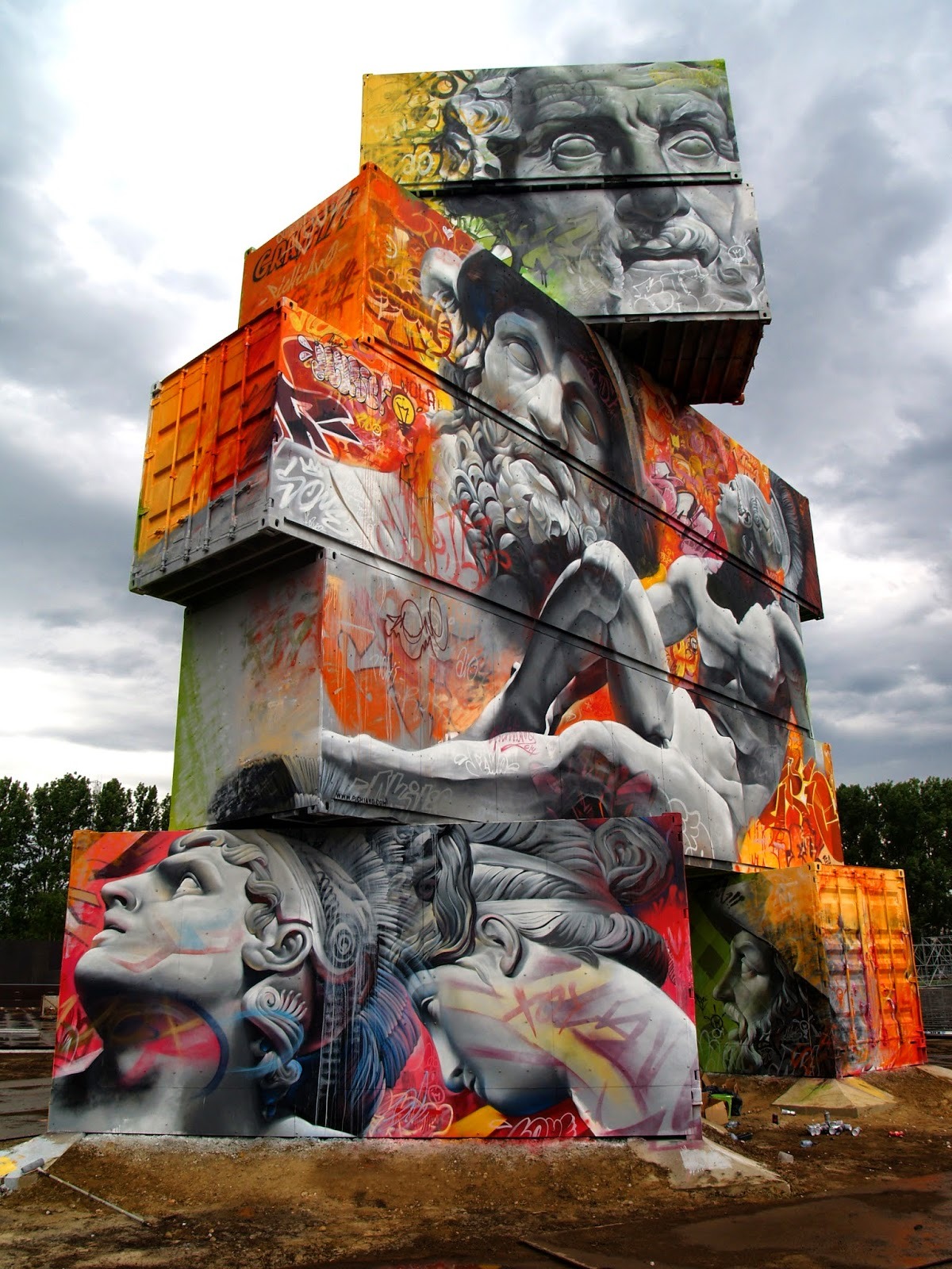 titaniumtopper:  stunningpicture:  Amazing graffiti of Greek gods on containers.