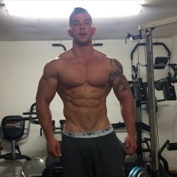 drwannabewannabe:  londonboy45:  “Come on, Coach.  I one arm curl that weight and you can’t even bench it?”  Craig Morton 