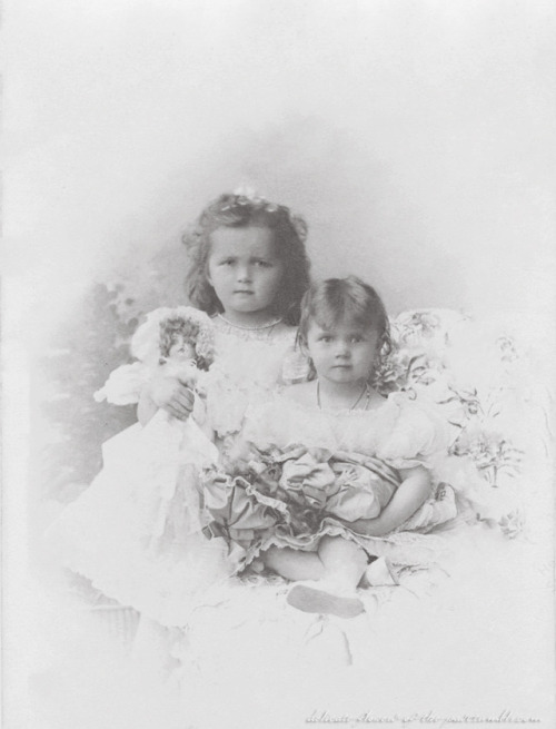 delicate-flowers-of-the-past: Little Grand Duchesses Olga and Tatiana Nikolaevna of Russia photograp