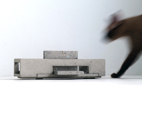 thuhstudio:Two interloopers on the set; Saming the rushed blur & Singto Blueeyes.Concrete piece 