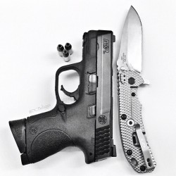 gunsdaily:  @dcbdiggs Big knife, little gun.