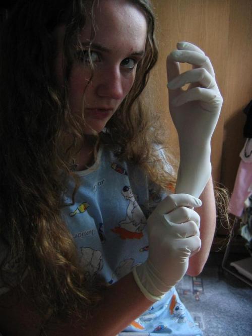 glovedish: latexglovesfetish:  Woman putting on Latex gloves.  I think I know this girl… 
