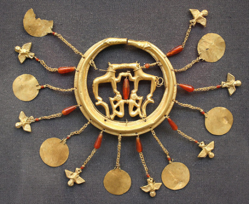 archaicwonder: The Largest Extant Minoan Gold Earring, C. 1850-1550 BC From the Aigina Treasure, dec