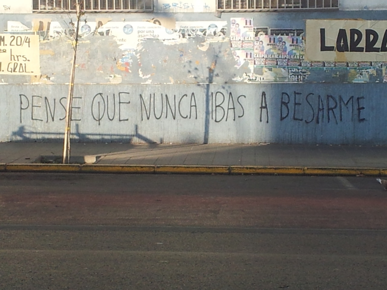 besoscosmicos:  un-hermosodesastre:  cosas que uno se encuentra al caminar, que vale