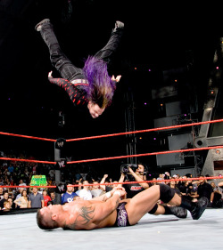 prowsul:  fishbulbsuplex:Jeff Hardy vs. Randy Orton  BRING BACK HARDY!!