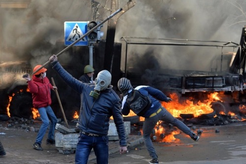 igunsandgear:Anti-government protesters and police in the Ukraine.