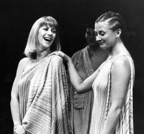 Helen Mirren and Sorcha Cusack in “Antony and Cleopatra”, 1982 (x)