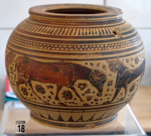 Corinthian black-figure pyxis, decorated with a row of rams and panthers.  Attributed to the Stobart