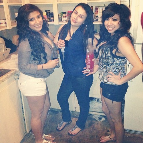 drunkandpartybabes:  To be honest. I love a submission like this! Three babes chilaxin