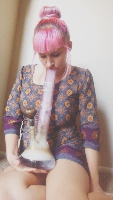 princess-bong-otoke:  Come smoke with me~