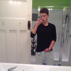 malikmydick:  lucifurby:  love me   love my asshole with ur dick