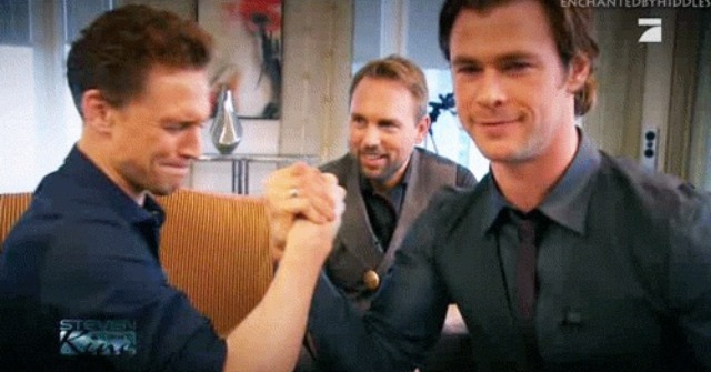 thequeenscommand:  talkingperfectly-loud:  THE GIF FROZE OF CHRIS AND TOM ARM-WRESTLING