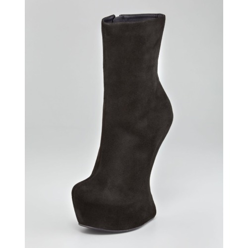 http://www.heelsbook.com/suede-heelless-booties/Suede Heelless Booties