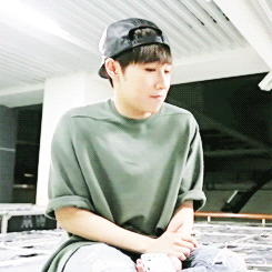 kagomejade:  woohyun-ssi-deactivated20200525:sunggyu singing beauty and a beat  coffeeandchapstick