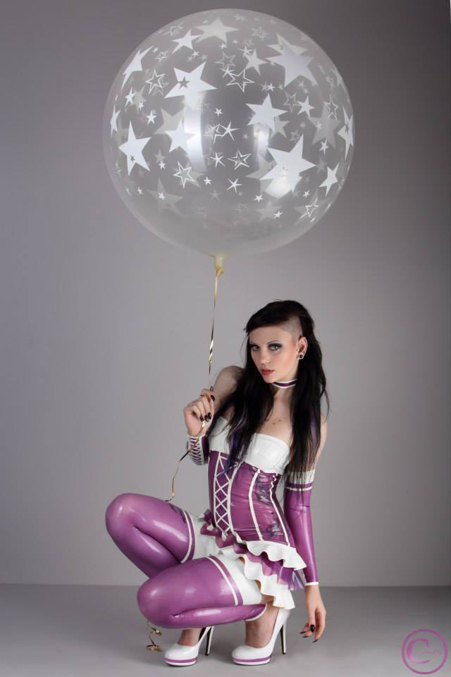 viralsky:  steamguy:       photo by Michael Wagnerlatex by Amatoris Latex-Couture