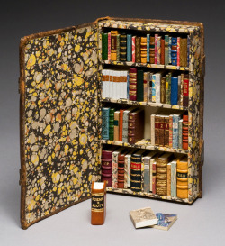 bookporn:   ufansius: Miniature library in a book - Todd Pattison  