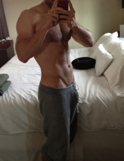 brosfreeballing:  brosfreeballing: For you boys that like sweatpants…