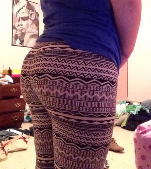 thelifeoflindsey: Can we just talk about how much I love these leggings! They are tribal print and I