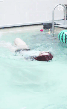 yoonvelyz:  Pool time with Hyejeong. ♡