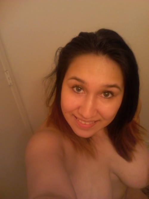 webcams-hispanas:  Linda Burger King latina con GRANDES WHOPPERS!