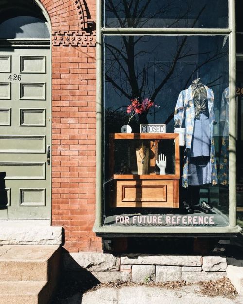 For future reference //The outfit, the palm, the necklace, the closed sign —this shop reminded me so