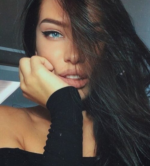 finofilipino:  La moza del día es Dasha Dereviankina.Y en el Arca de Fino la galería de Elizabeth Elam + mini-galería de Sara Underwood.