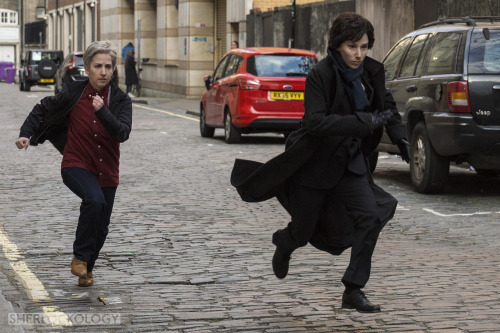 At last we can reveal the story of the day we spent in London watching @hillywoodshow film #Sherlock