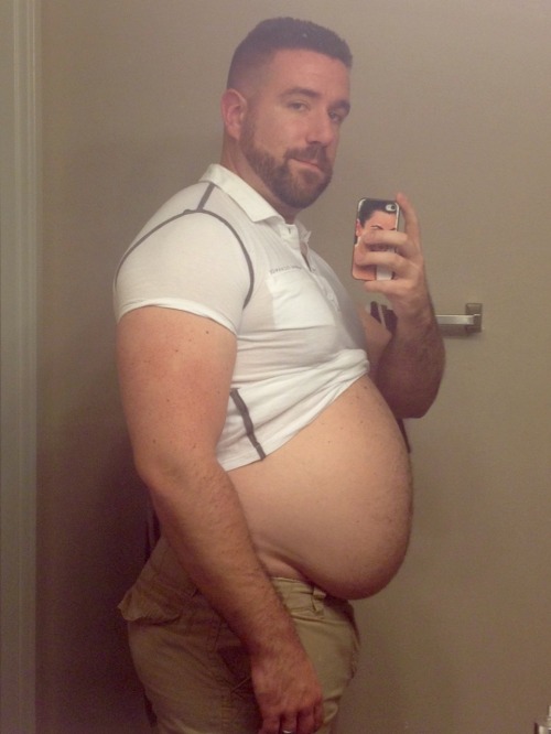 hasman33: bigdudesarehot: Medium shirt and 34 shorts from a couple summers ago I’m straight bu