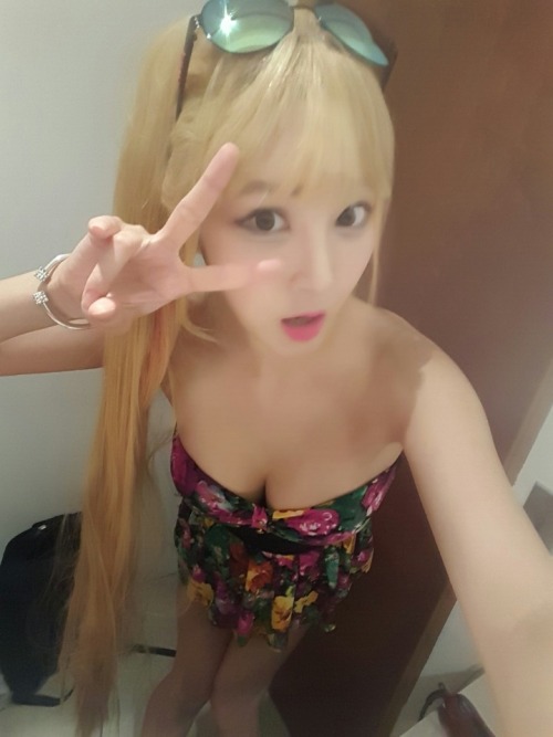 XXX kormodels:  Kim Olia’s selca photo