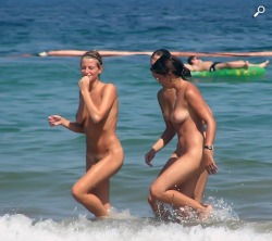 beachvoyeurcandids:  Like our FB page and see latest voyeur beach candids