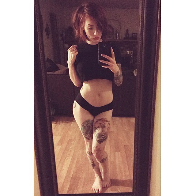 voxamberlynn:  One day I’ll have round hips while standing up straight!  😟😥