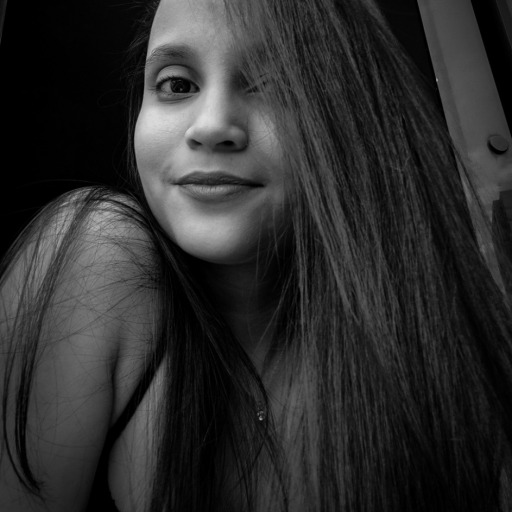 Eu brinco mesmo. Faço graça mesmo. Falo merda mesmo. Sou idiota mesmo. Adoro fazer as pessoas sorrirem, mesmo eu não estando bem.