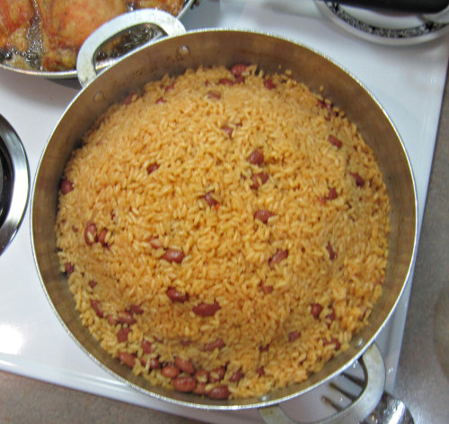 aci25:  Mi almuerzo hoy 21 de marzo, 2013: Un delicioso arroz con habichuelas junto, pollo frito y una deliciosa ensalada de lechuga romana, repollo y tomate. Estaba de chuparse los dedos.