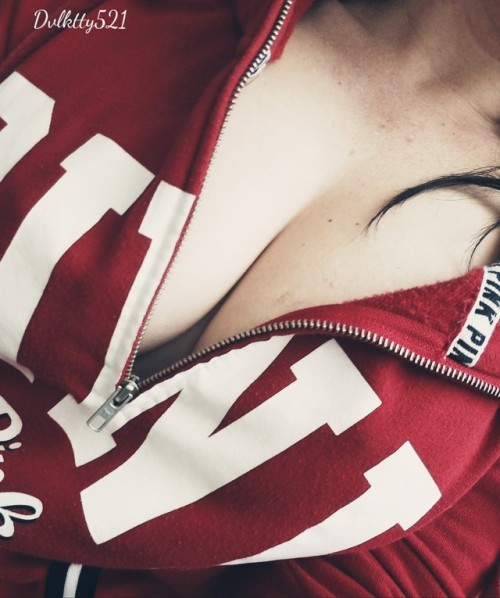 curiouswinekitten2: Enjoy your Sunday doll!!! 💋  Https://dvlktty521.tumblr.com   #dvlktty   😍😍😍.   Thank you for submitting to cleavage Sunday.