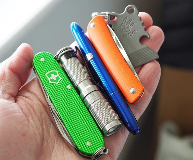 A nice bright handful for this grey Tuesday! .
.
- Maratac AAA @countycomm_gov - Keychain slipjoint knife from @boker_knives - Space pen from @fisherspacepen - Minibar from @anso_of_denmark - @victorinox Alox cadet. .
#ansoknives #swissarmyknife...