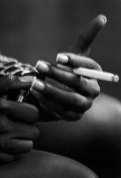 labsinthe:  Smoking Naomi shot by Peter Lindbergh