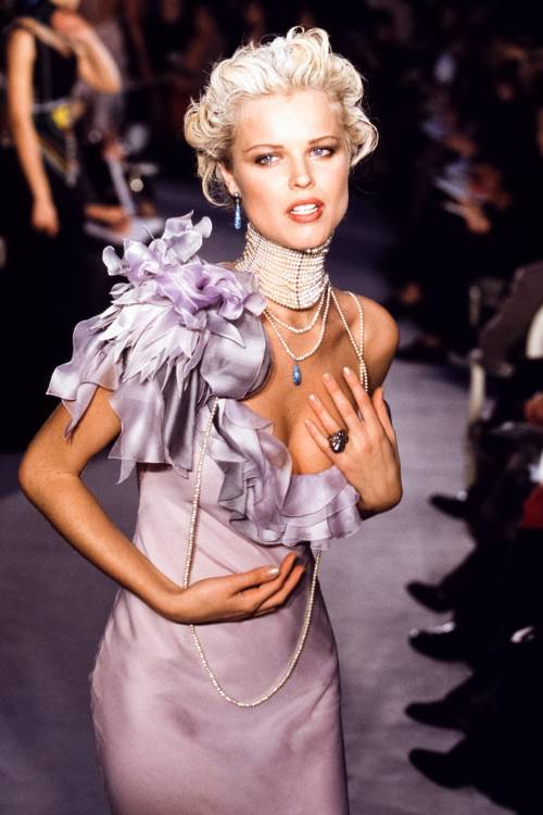 a-state-of-bliss: Eva Herzigova @ Christian Dior Haute Couture Spr/Sum 1997