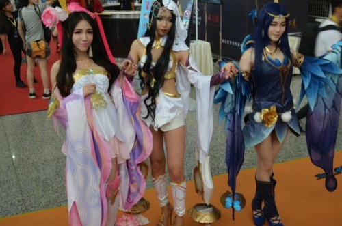 szstt:女装cos没被发现，可是还是好紧张 前排来围观小姐姐了=w=~zhenp8iaol