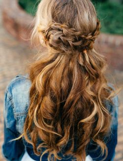 hairstylesbeauty:  Braided crown with waves.