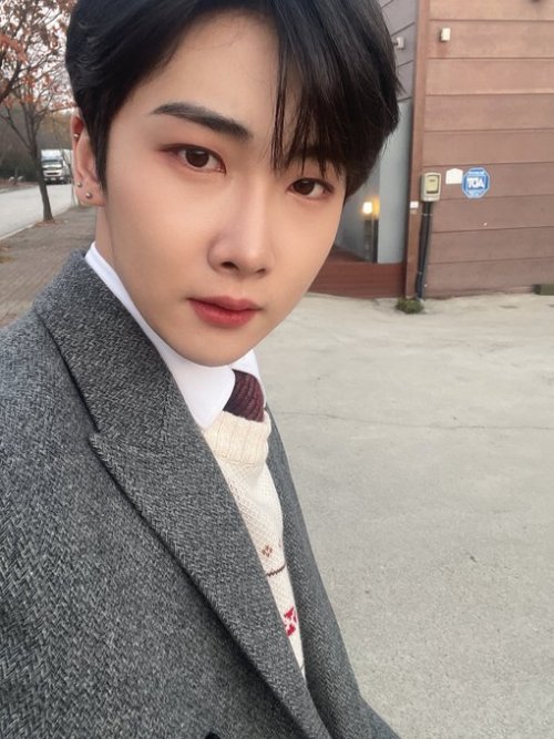 [#Hoyoung]Fighting on Tuesday !Translation: Admin Nini @fy-verivery | Source: VERIVERY(1, 2, 3, 4)