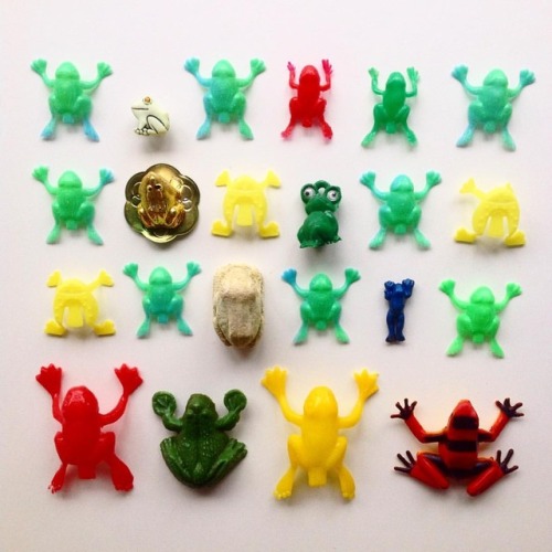 #frogmarch**#frog #frogs #grenouille #plasticfrog #stufficollect #crackertoys #tennytinytrashhttps:/